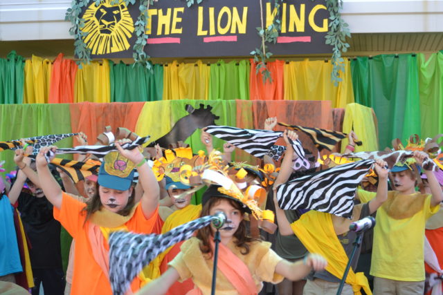 4th grade performs the lion king in french